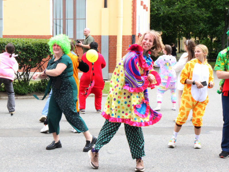 Пациентов клиники Педиатрического университета поздравили с Днём защиты детей 23