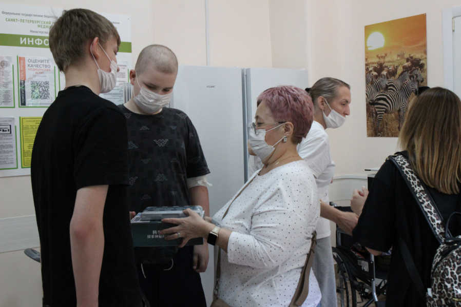 Пациентам отделения онкогематологии Педиатрического университета подарили подарки 3