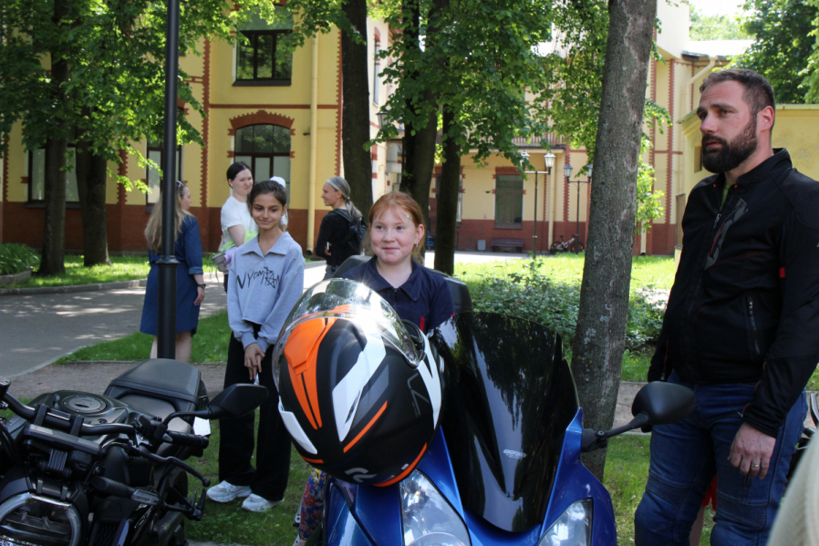 Мотопробег медиков стартовал в Педиатрическом университете 1