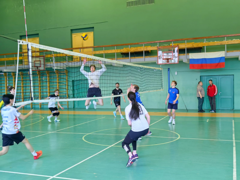 Товарищеская встреча по волейболу в Педиатрическом университете: победа в честь Дня России 2