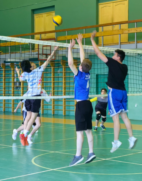 Товарищеская встреча по волейболу в Педиатрическом университете: победа в честь Дня России