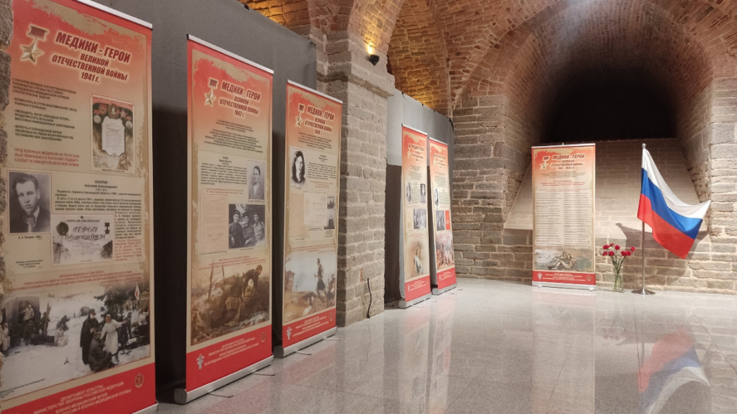 Выставка «Подвиг медиков в годы Великой Отечественной войны и в период специальной военной операции» проходит в Смольном соборе