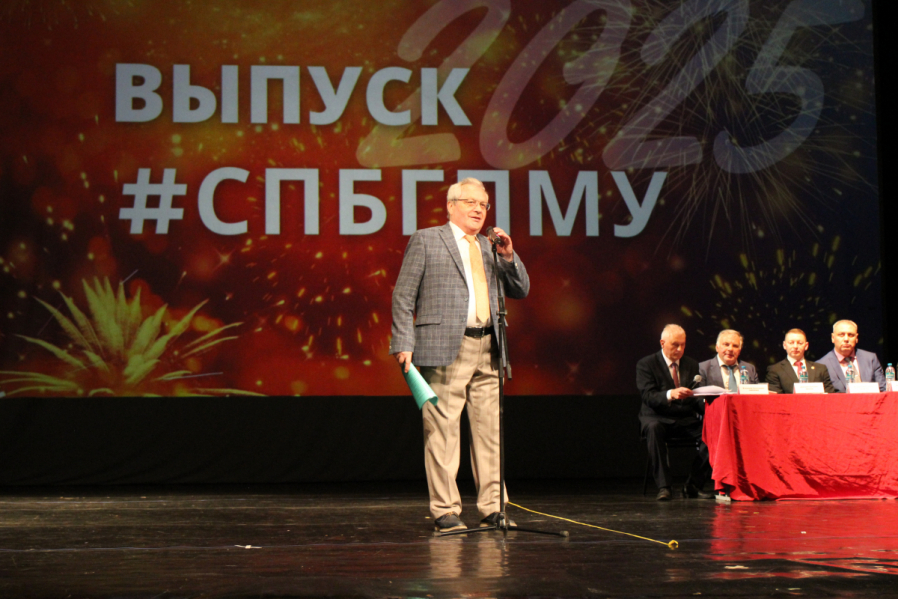 Выпуск столетия: в Педиатрическом университете вручили дипломы выпускникам 4