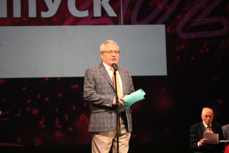 Выпуск столетия: в Педиатрическом университете вручили дипломы выпускникам 5