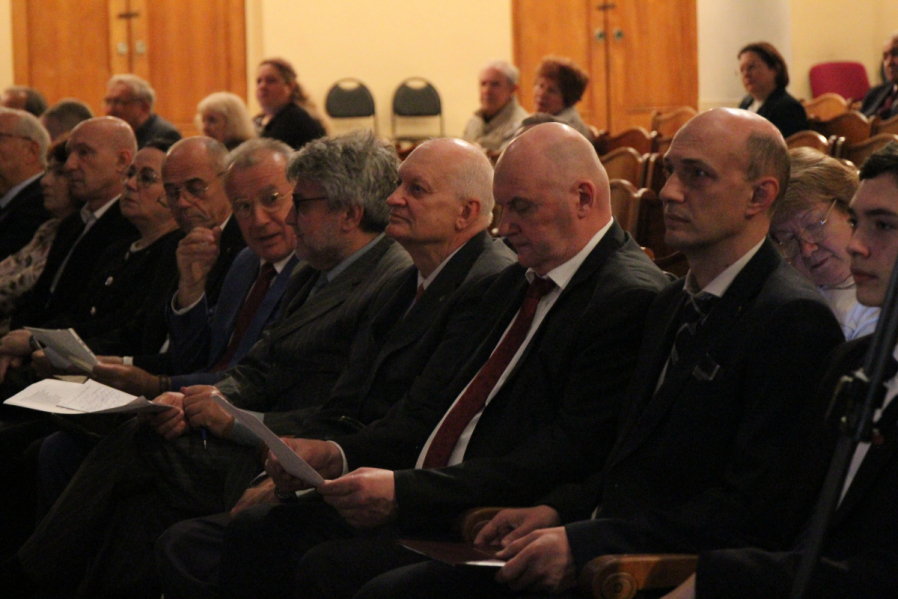 Выпуск столетия: в Педиатрическом университете вручили дипломы выпускникам 6