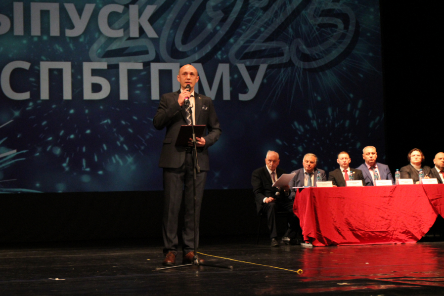 Выпуск столетия: в Педиатрическом университете вручили дипломы выпускникам 18