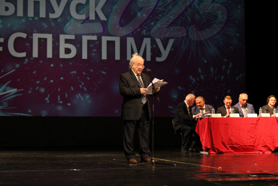 Выпуск столетия: в Педиатрическом университете вручили дипломы выпускникам 21