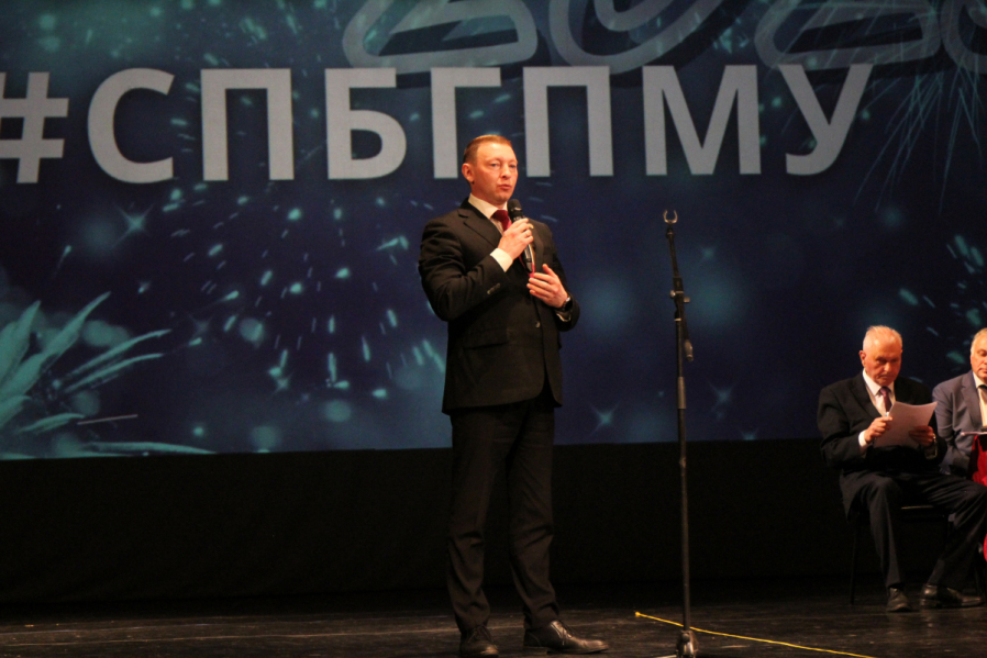 Выпуск столетия: в Педиатрическом университете вручили дипломы выпускникам 34