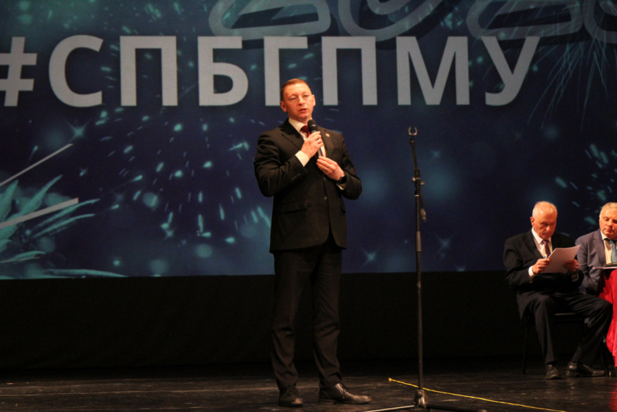 Выпуск столетия: в Педиатрическом университете вручили дипломы выпускникам 35