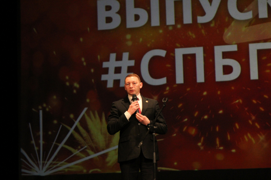 Выпуск столетия: в Педиатрическом университете вручили дипломы выпускникам 36