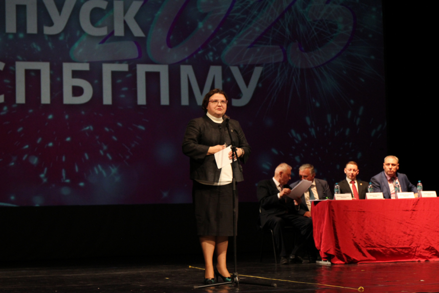 Выпуск столетия: в Педиатрическом университете вручили дипломы выпускникам 37