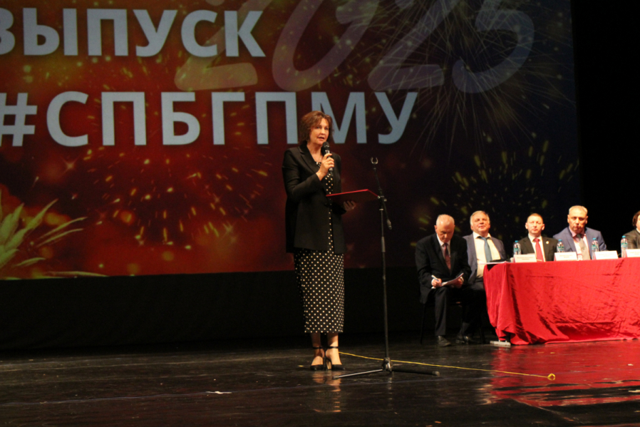 Выпуск столетия: в Педиатрическом университете вручили дипломы выпускникам 40