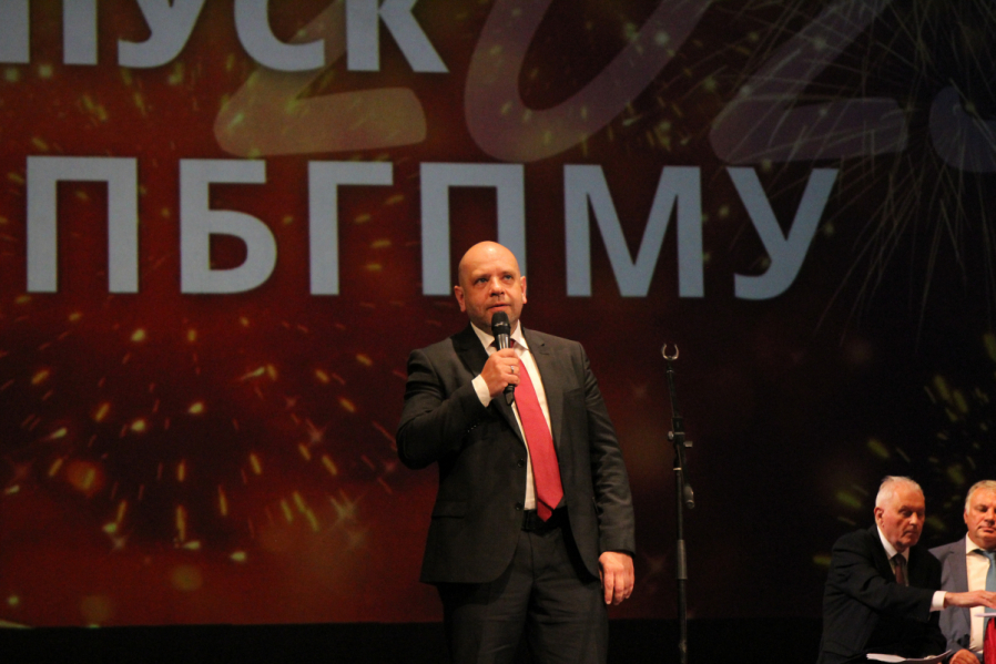 Выпуск столетия: в Педиатрическом университете вручили дипломы выпускникам 43