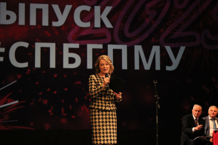 Выпуск столетия: в Педиатрическом университете вручили дипломы выпускникам 46