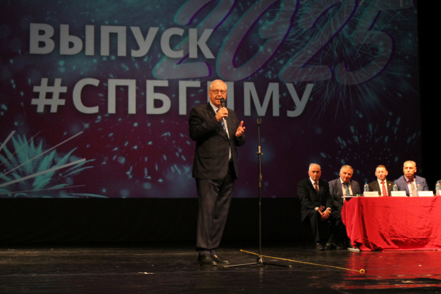 Выпуск столетия: в Педиатрическом университете вручили дипломы выпускникам 52