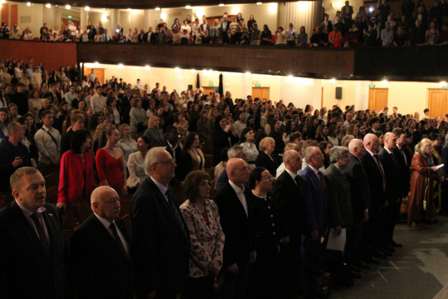 Выпуск столетия: в Педиатрическом университете вручили дипломы выпускникам 68