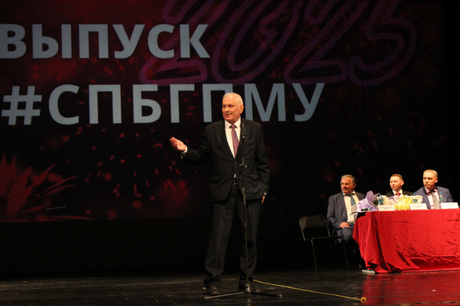 Выпуск столетия: в Педиатрическом университете вручили дипломы выпускникам 75