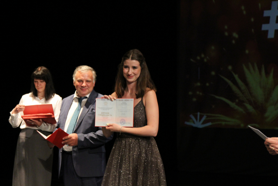 Выпуск столетия: в Педиатрическом университете вручили дипломы выпускникам 79