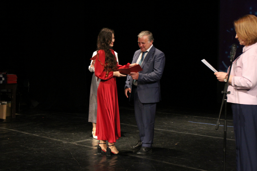 Выпуск столетия: в Педиатрическом университете вручили дипломы выпускникам 83