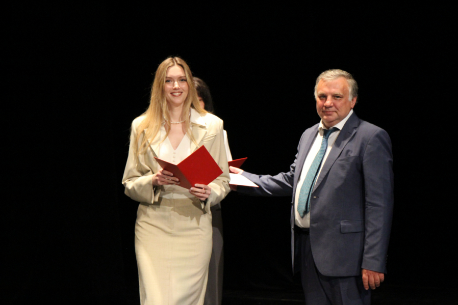 Выпуск столетия: в Педиатрическом университете вручили дипломы выпускникам 86