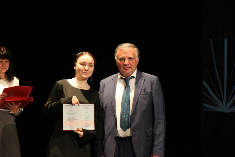 Выпуск столетия: в Педиатрическом университете вручили дипломы выпускникам 90