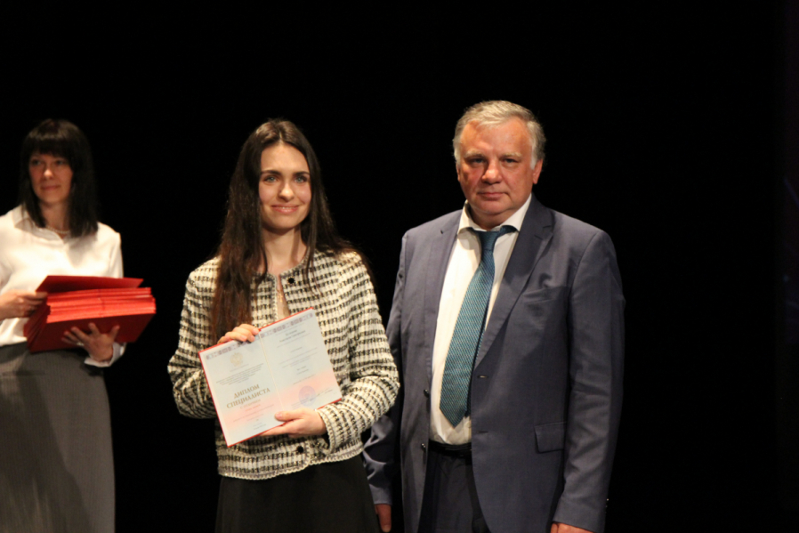 Выпуск столетия: в Педиатрическом университете вручили дипломы выпускникам 97