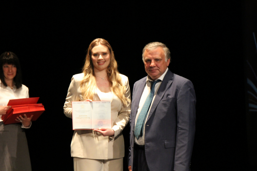 Выпуск столетия: в Педиатрическом университете вручили дипломы выпускникам 99