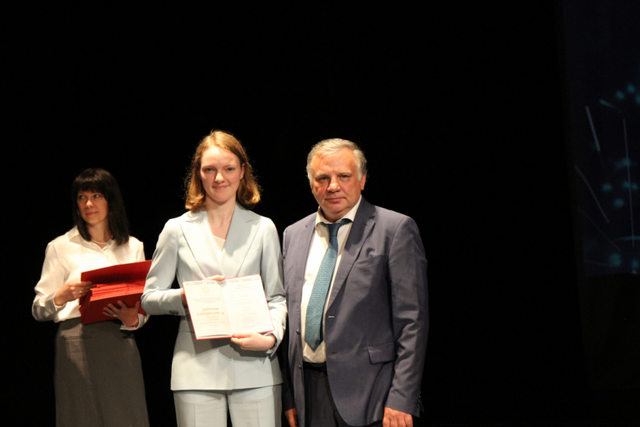 Выпуск столетия: в Педиатрическом университете вручили дипломы выпускникам 100