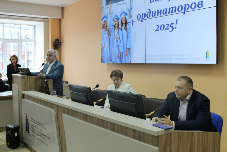 В Педиатрическом университете вручили дипломы врачам-ординаторам 5