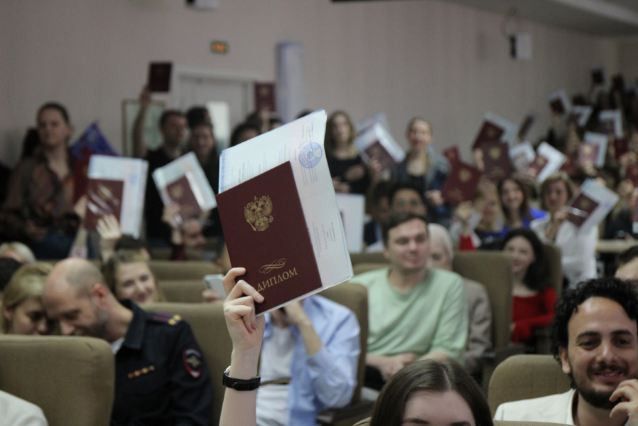 В Педиатрическом университете вручили дипломы врачам-ординаторам