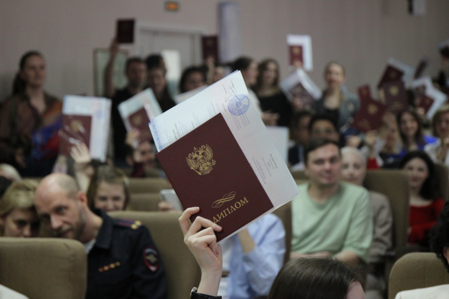 В Педиатрическом университете вручили дипломы врачам-ординаторам 11