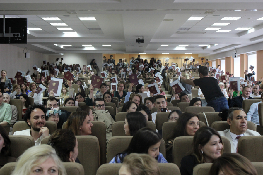 В Педиатрическом университете вручили дипломы врачам-ординаторам 12