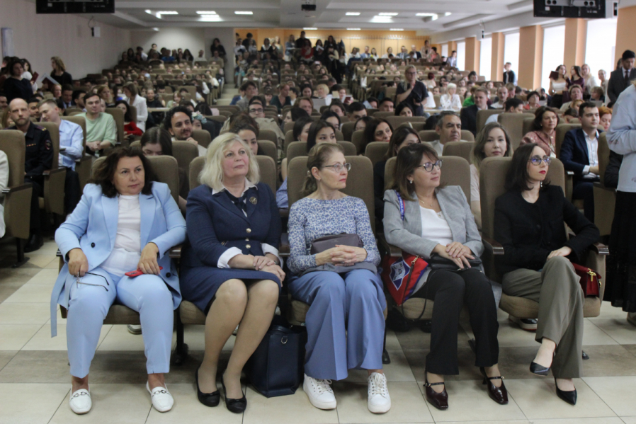 В Педиатрическом университете вручили дипломы врачам-ординаторам 13