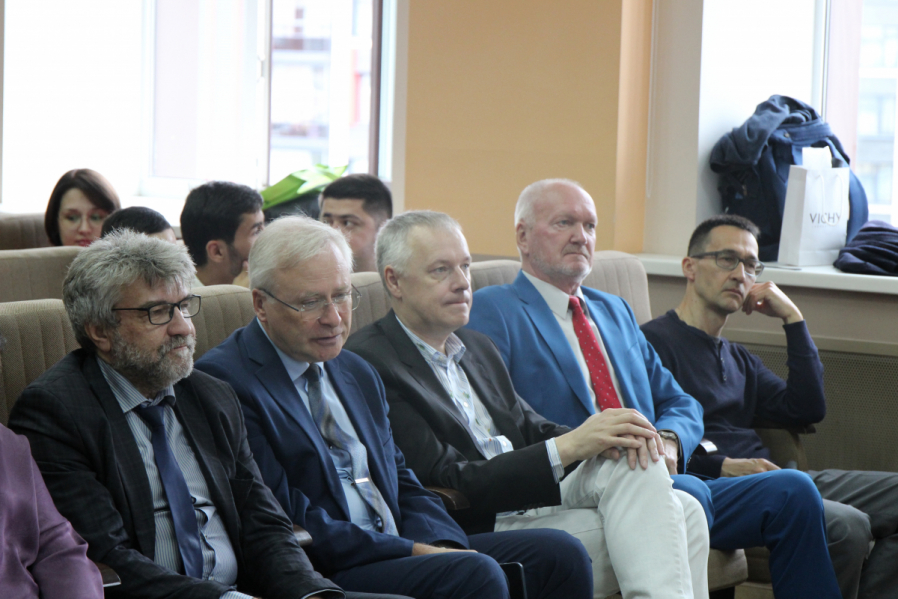 В Педиатрическом университете вручили дипломы врачам-ординаторам 14