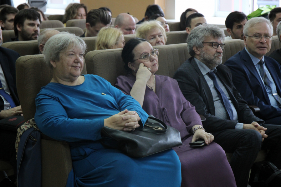 В Педиатрическом университете вручили дипломы врачам-ординаторам 17