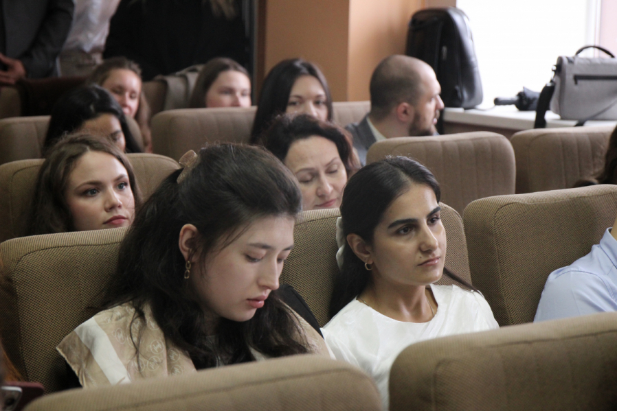 В Педиатрическом университете вручили дипломы врачам-ординаторам 25