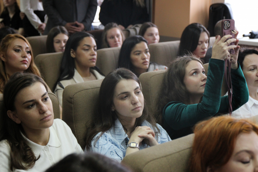 В Педиатрическом университете вручили дипломы врачам-ординаторам 27