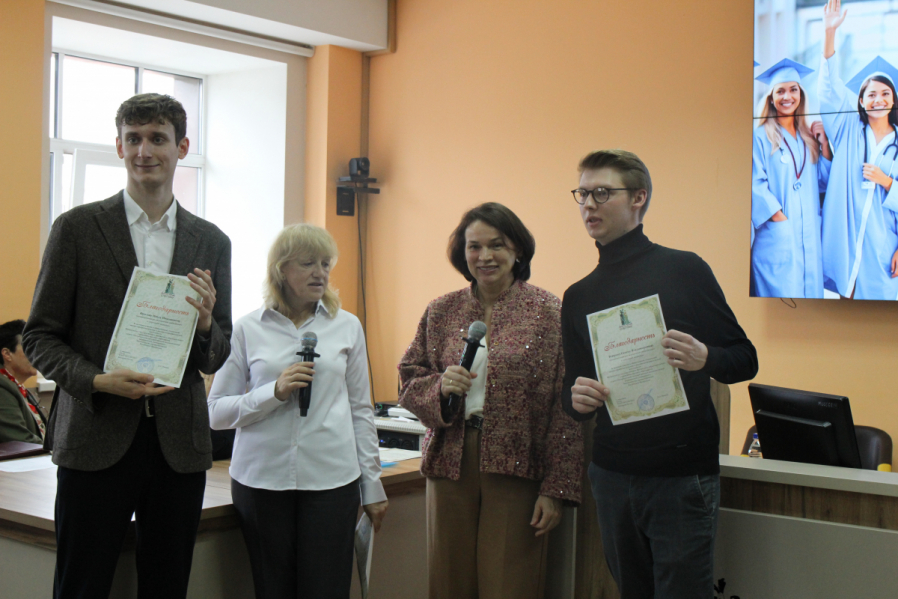 В Педиатрическом университете вручили дипломы врачам-ординаторам 35