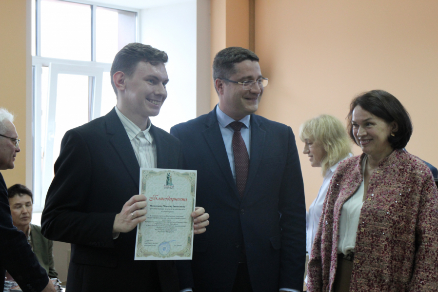 В Педиатрическом университете вручили дипломы врачам-ординаторам 37