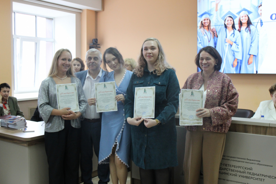 В Педиатрическом университете вручили дипломы врачам-ординаторам 42