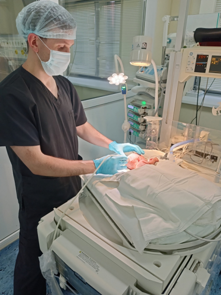 Ведущий нейрохирург Педиатрического университета провел сложную операцию новорожденному в Пскове