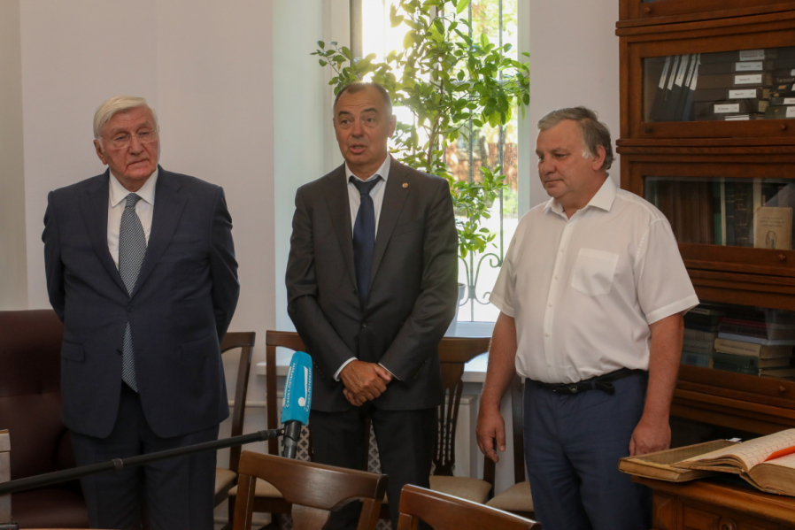 В Педиатрическом университете открылась выставка, посвящённая Роману Вредену 3