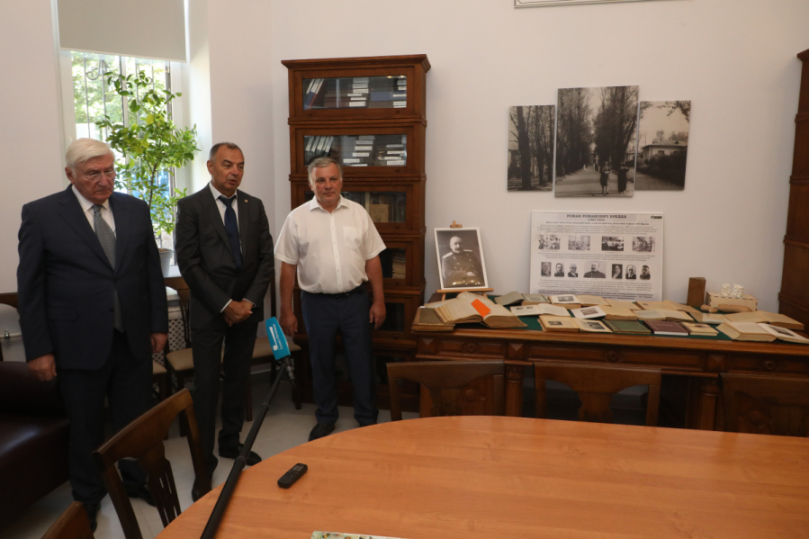 В Педиатрическом университете открылась выставка, посвящённая Роману Вредену 4