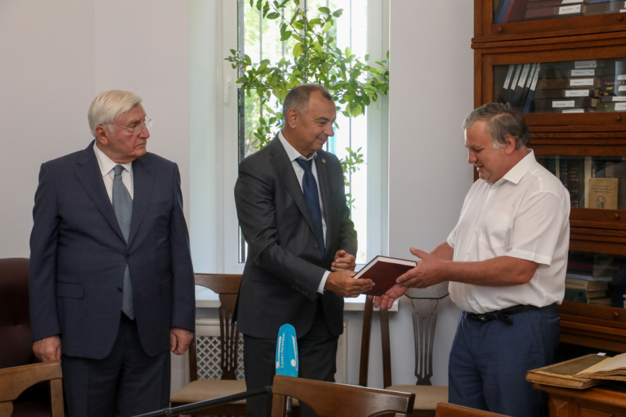 В Педиатрическом университете открылась выставка, посвящённая Роману Вредену