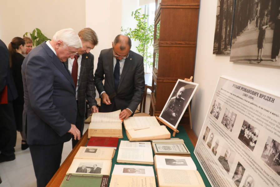 В Педиатрическом университете открылась выставка, посвящённая Роману Вредену 9