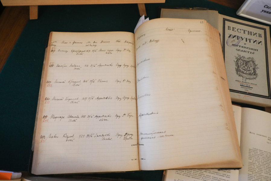 В Педиатрическом университете открылась выставка, посвящённая Роману Вредену 12