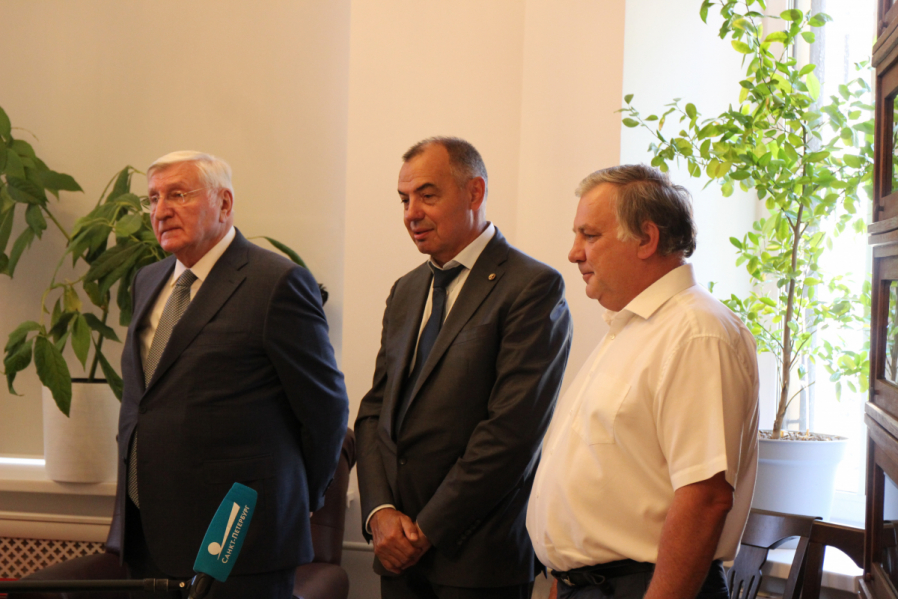 В Педиатрическом университете открылась выставка, посвящённая Роману Вредену 22