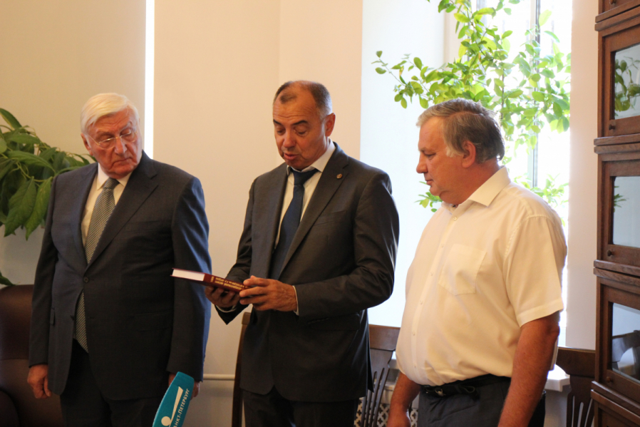 В Педиатрическом университете открылась выставка, посвящённая Роману Вредену 25