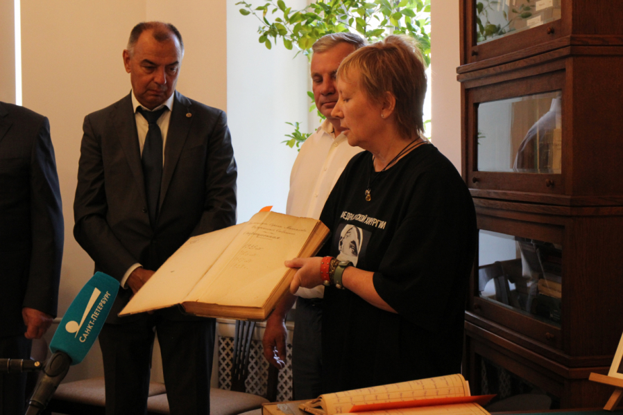 В Педиатрическом университете открылась выставка, посвящённая Роману Вредену 26