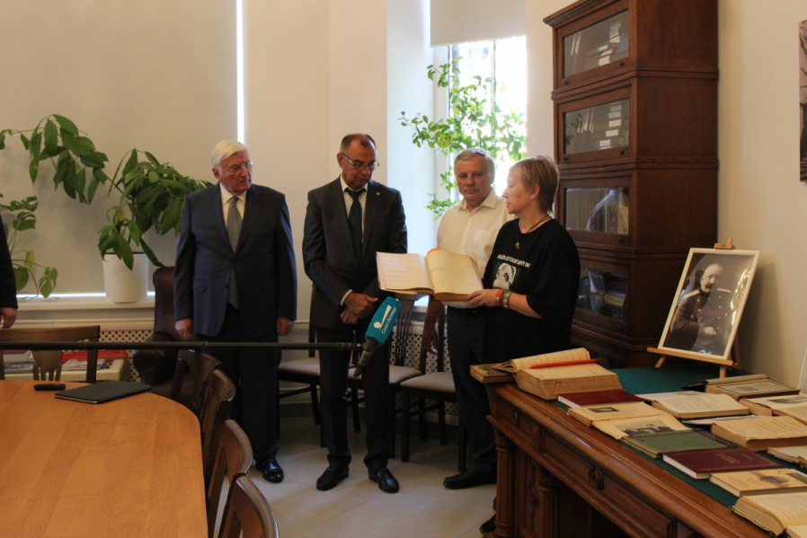 В Педиатрическом университете открылась выставка, посвящённая Роману Вредену 28